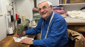 Alfaiate já tem a batina do próximo papa quase pronta em três tamanhos